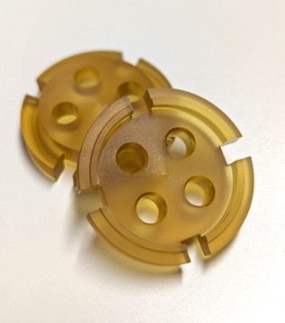 Componente tecnico in PEI 1000, materiale plastico utilizzato nel settore elettrico ed elettronico.