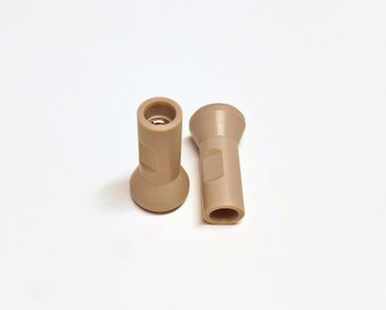 Componente in PEEK, polimero termoplastico di colore beige, progettato per l'industria alimentare.