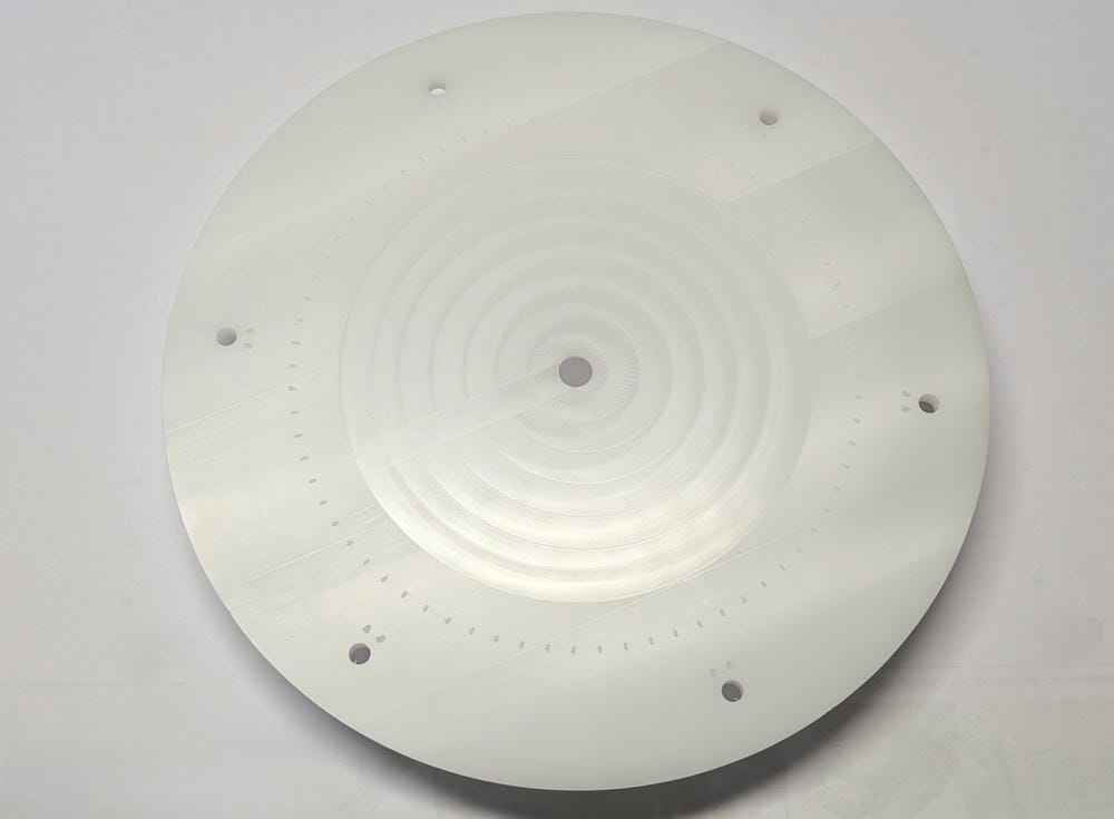 Piatto tecnico in PVDF per macchina di pulizia wafer di silicio, progettato per l'industria elettronica.