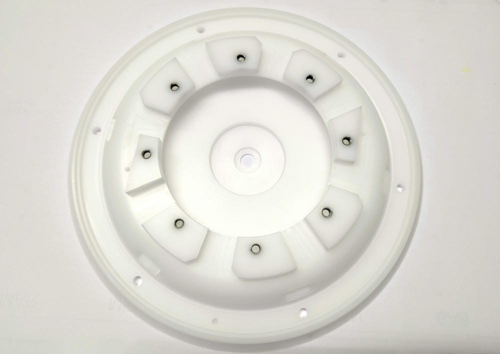 Piatto realizzato in PVDF, polimero plastico usato per la macchina di pulizia wafer di silicio nell'industria elettronica.