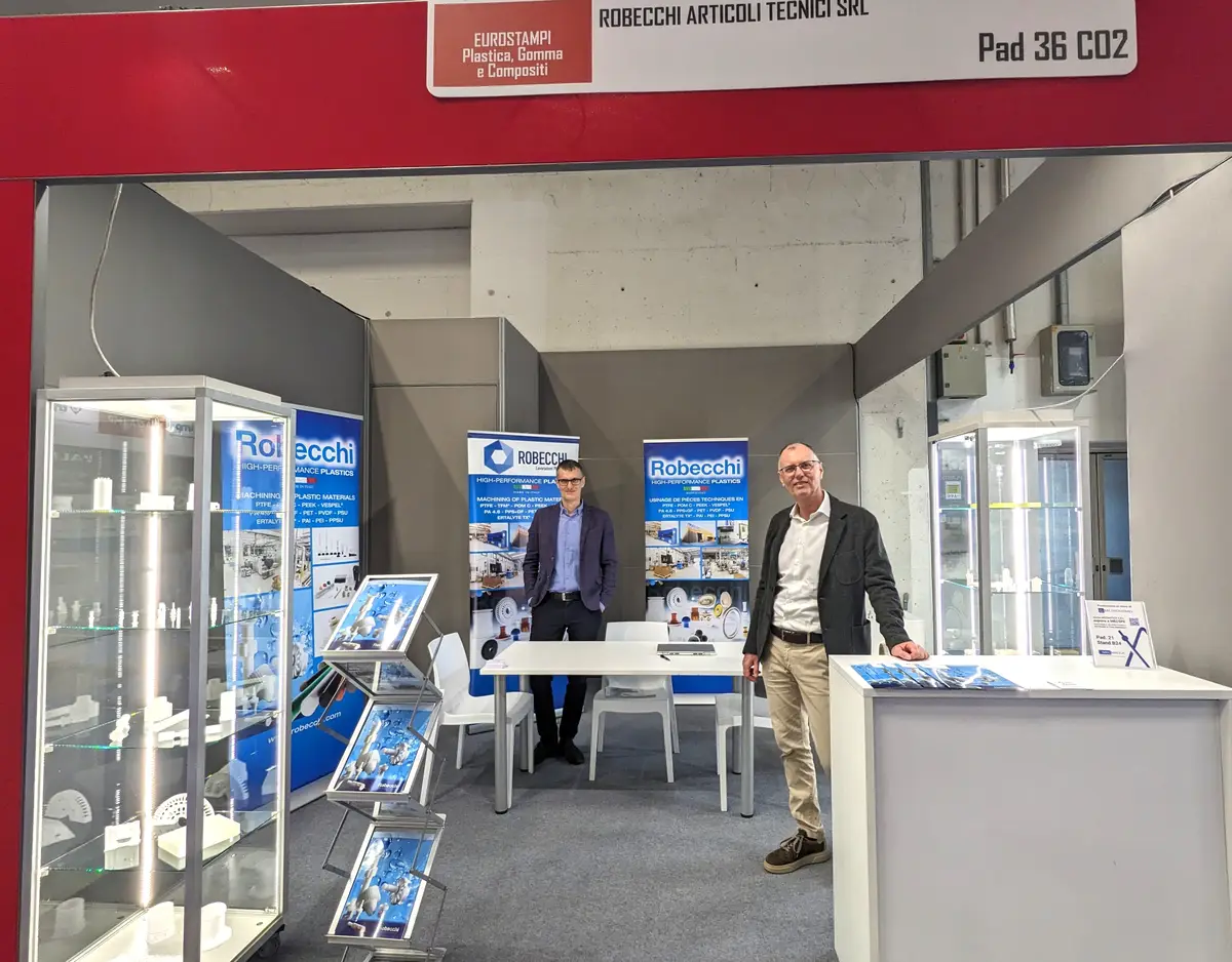 Partecipanti allo stand fieristico dell'azienda Robecchi, specializzata nella lavorazione di materie plastiche, durante un evento espositivo.