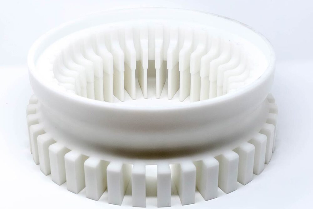 Componente realizzato in POM, materiale plastico adatto alla lavorazione di tornitura e fresatura.