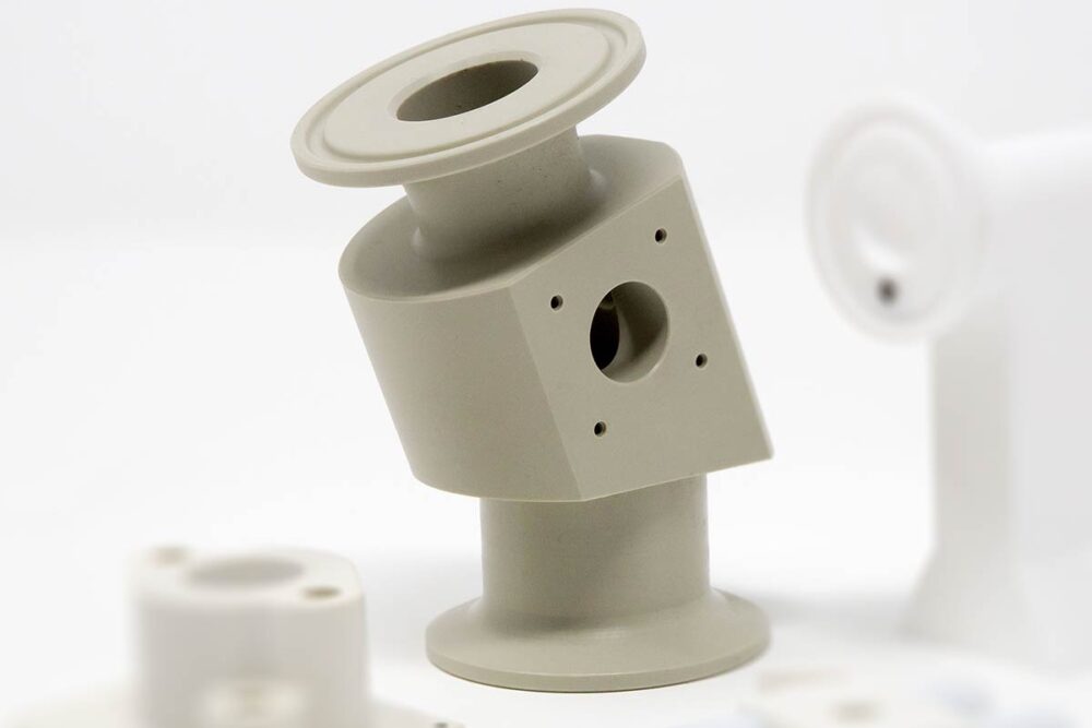 Componente realizzato tramite la lavorazione del materiale plastico PP di colore grigio naturale.